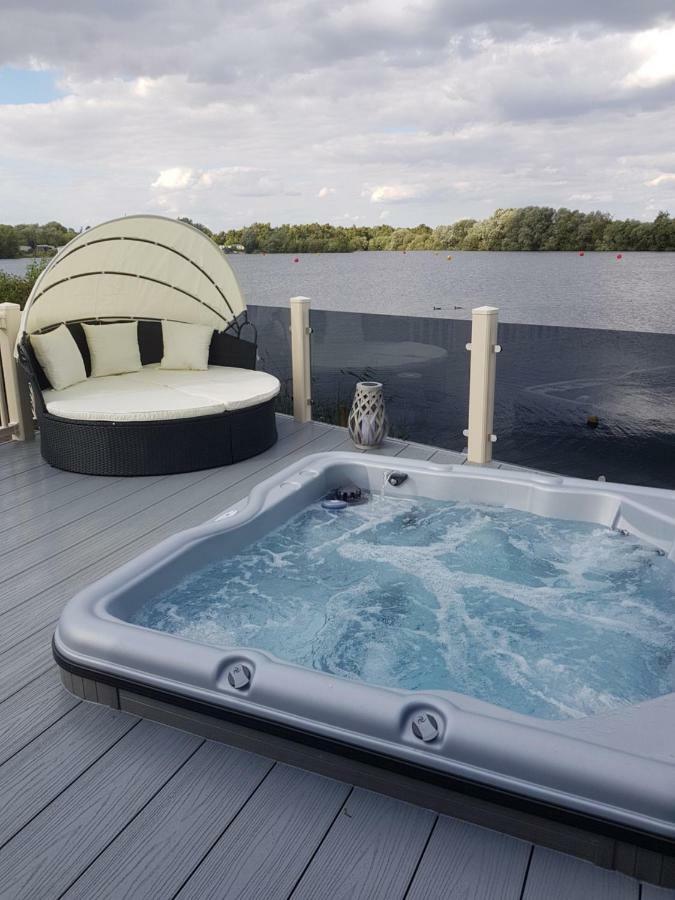 Dees Hot Tub Breaks At Tattershall Lakes Jet Ski 4 Exterior foto
